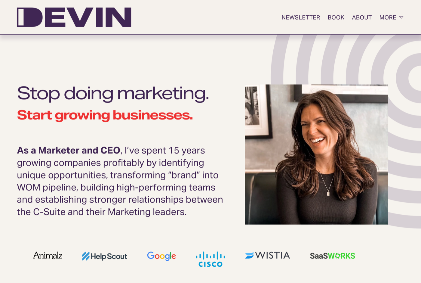 Devin Bramhall 的官网 devinbramhall.com 截图——兼职首席增长官 · B2B 内容与增长策略——来源:devinbramhall.com